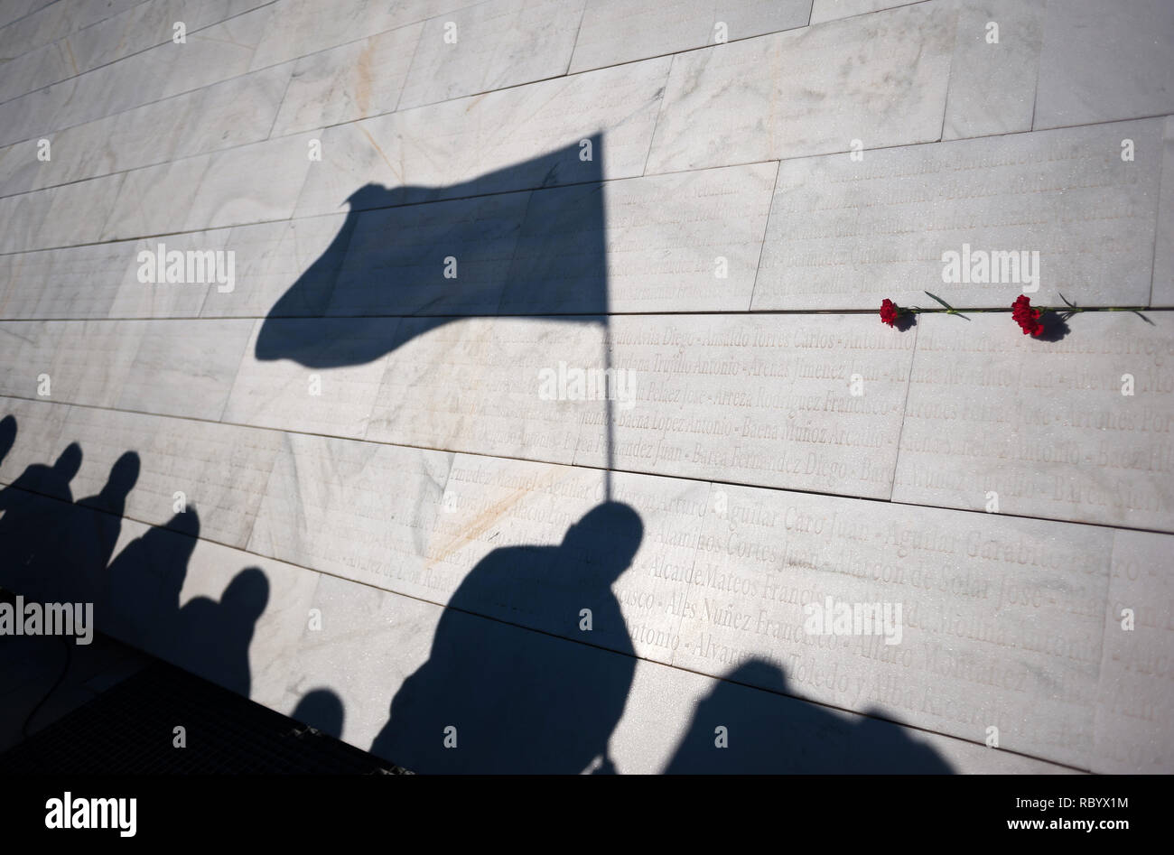 Die Silhouette eines Mannes mit einer Flagge während einer Hommage im Speicher der Republikaner während des Bürgerkrieges getötet durch Kräfte der spanische Diktator Francisco Franco auf dem Friedhof San Rafel vor einem Mausoleum zum Gedenken an alle Republikaner gebaut. Stockfoto