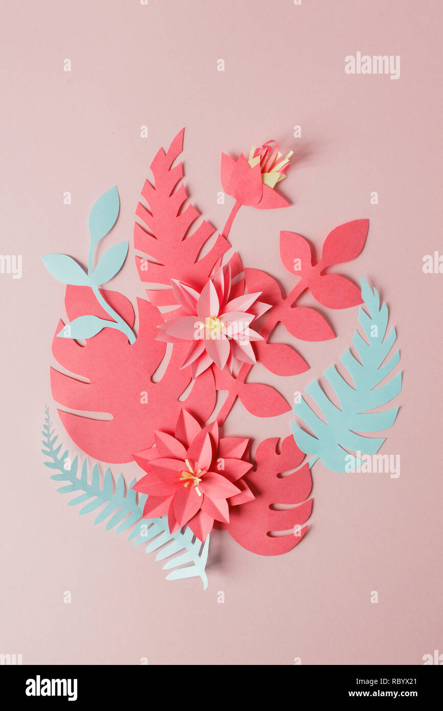 Exotischen tropischen mehrfarbigem Blatt Papier Zusammensetzung, kreative Anwendung Handwerk auf einem rosa Hintergrund mit kopieren. Grußkarte. Flach, Liv Stockfoto
