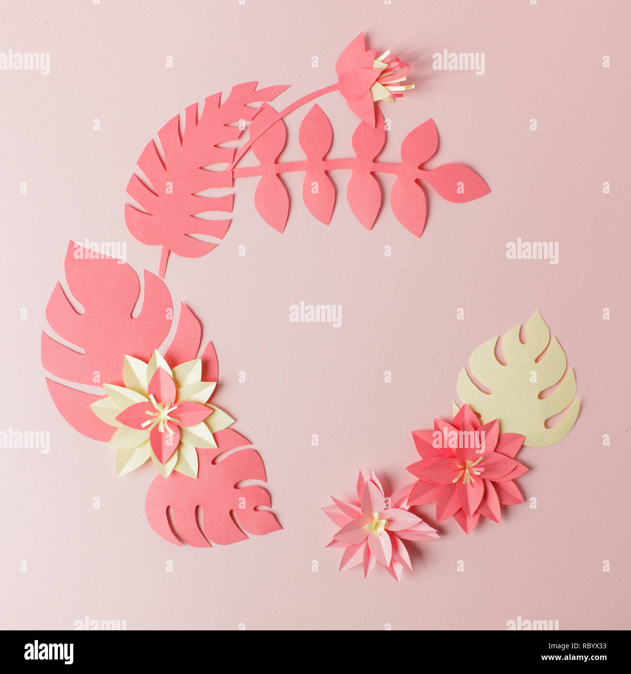 Exotischen tropischen mehrfarbigem Blatt Papier Zusammensetzung, kreative Anwendung Handwerk auf einem rosa Rahmen Hintergrund mit kopieren. Grußkarte. Wohnung La Stockfoto