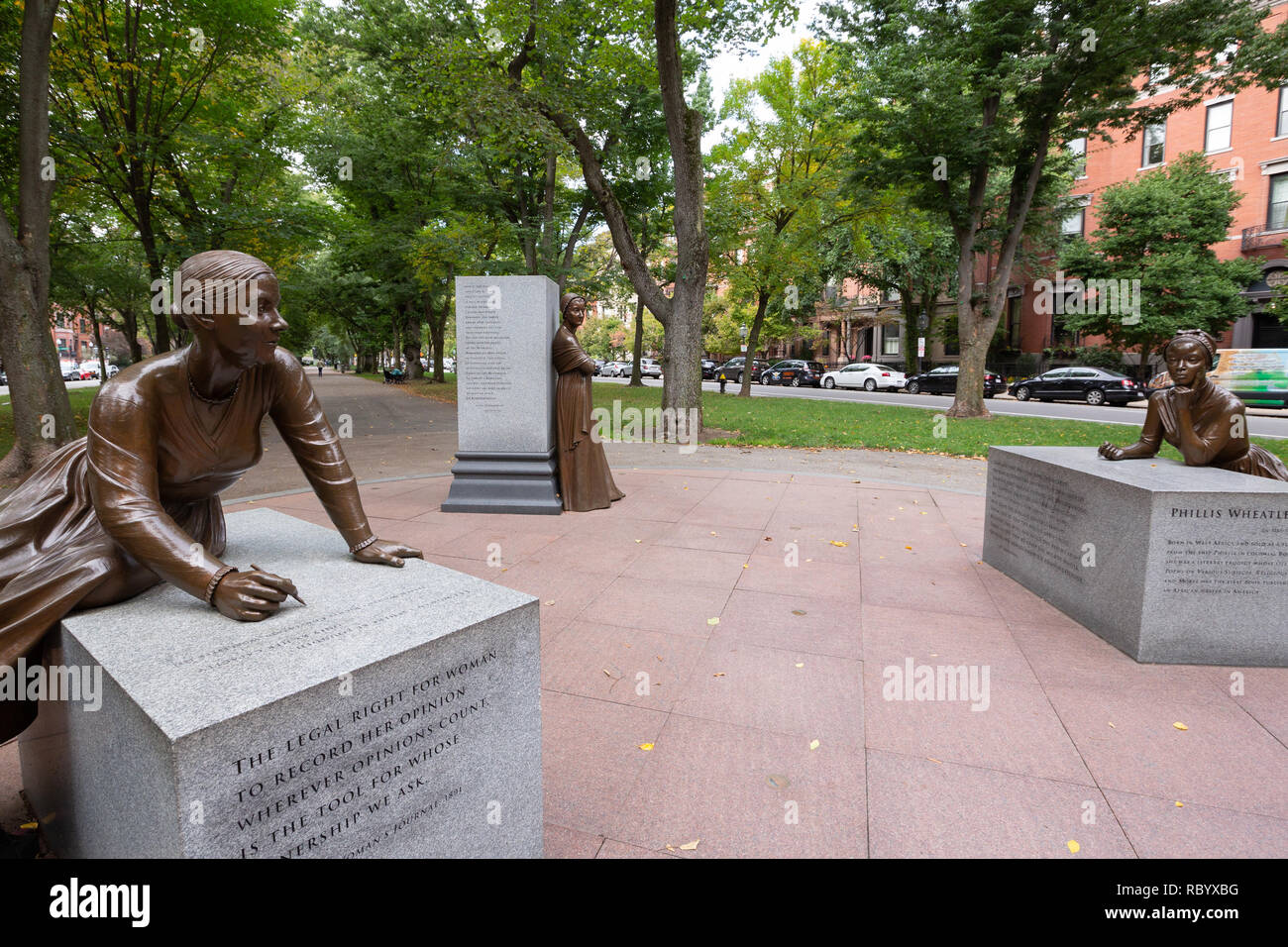 Eine Statue von Lucy Stein mit Phyllis Wheatley und Abigail Adams im Hintergrund in Meredith Bergmans Boston Women's Denkmal an der Commonwealth Avenue Stockfoto