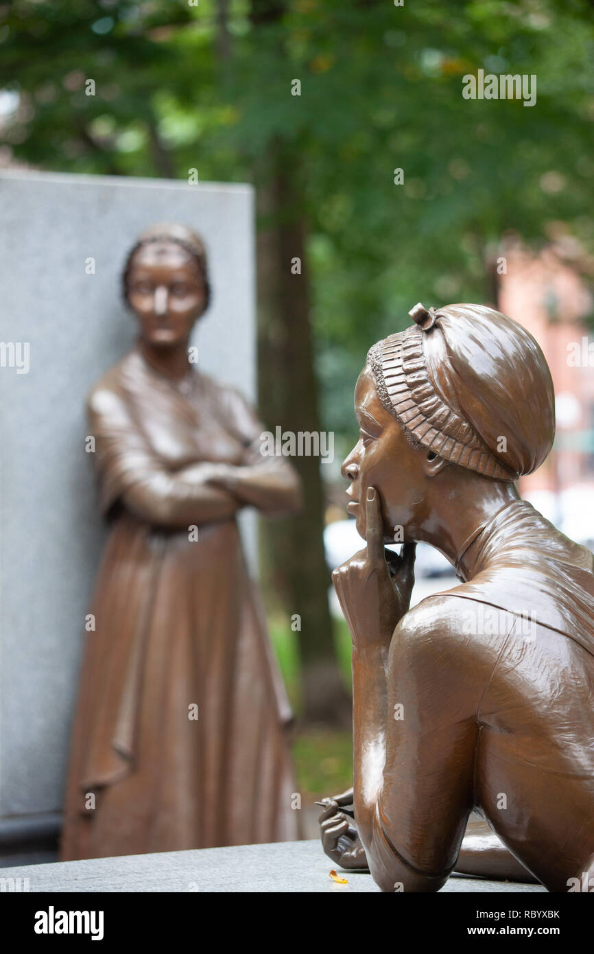 Die phillys Wheatley Statue mit Abigail Adams im Hintergrund in Meredith Bergmans Boston Women's Denkmal an der Commonwealth Avenue in Boston, MA Stockfoto