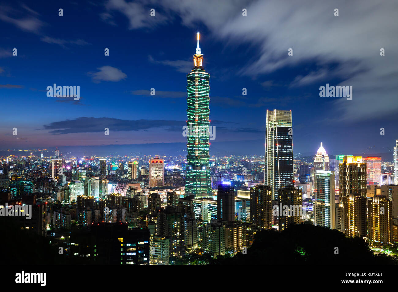 Schöne Dämmerung Blick auf die Skyline von Taipei, Taipei, Taiwan Stockfoto