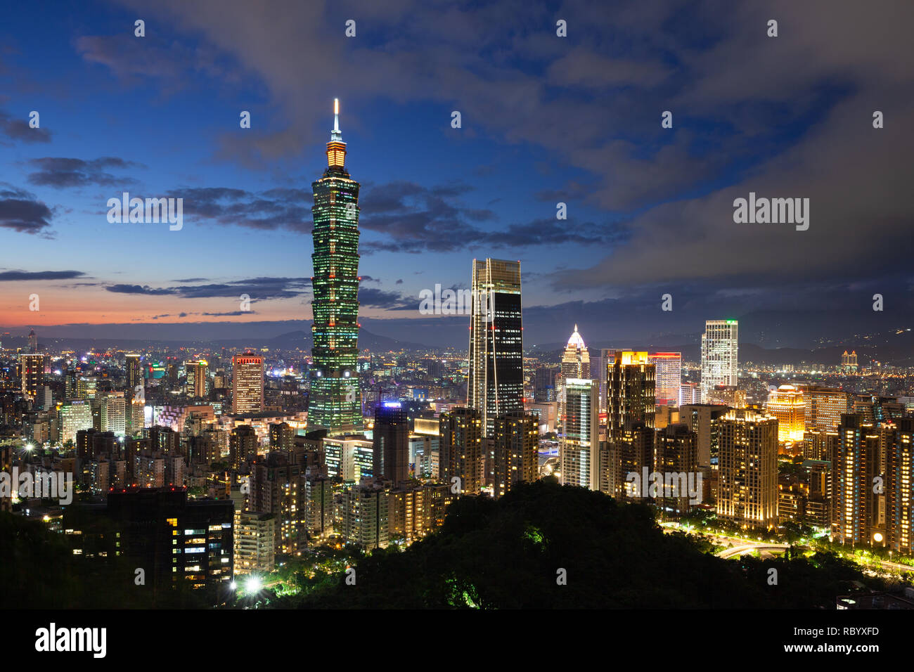 Schöne Dämmerung Blick auf die Skyline von Taipei, Taipei, Taiwan Stockfoto