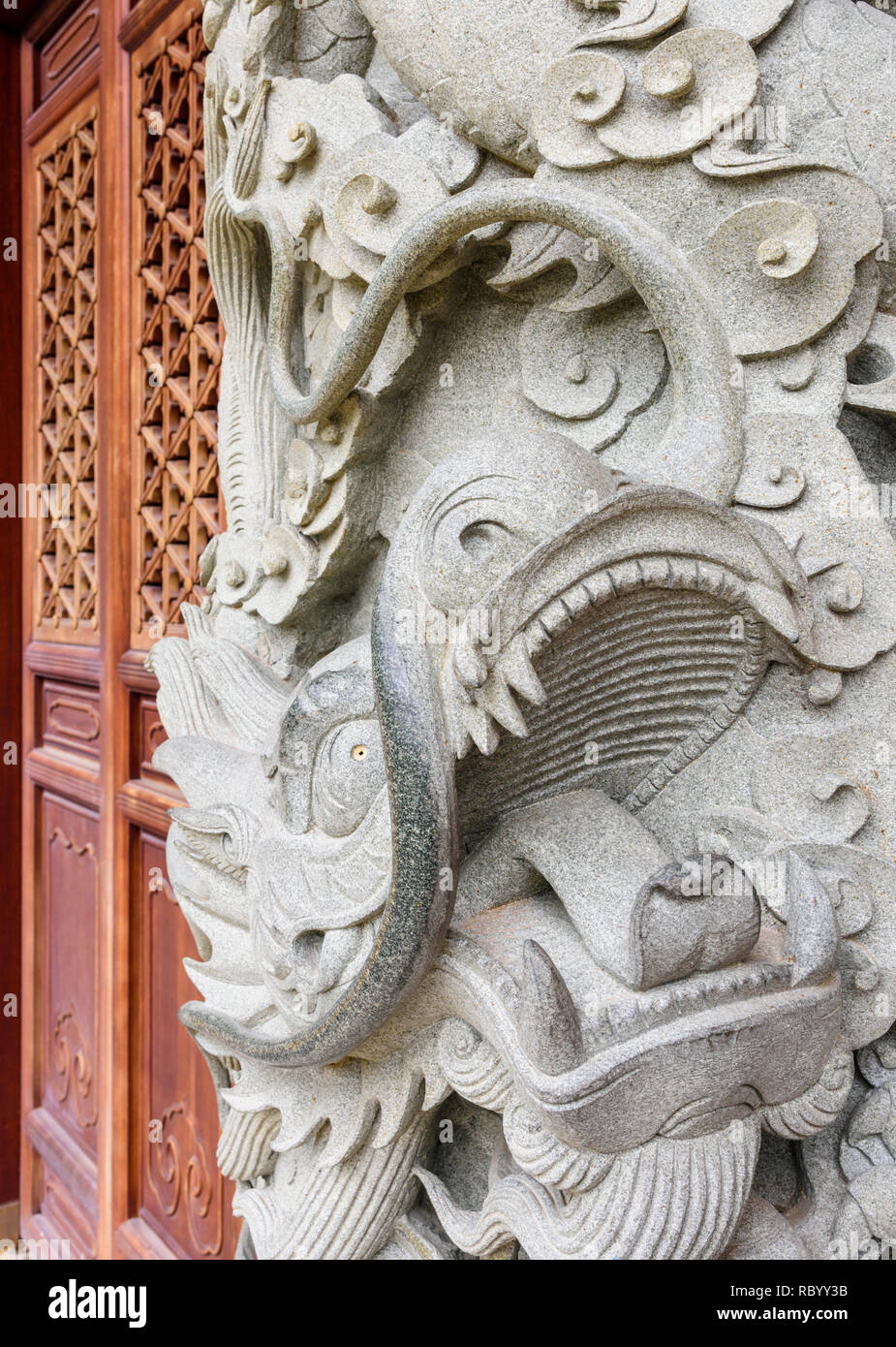 Schlange wie Geschöpf Detail am Po Lin Kloster, Lantau Island, Hong Kong Stockfoto