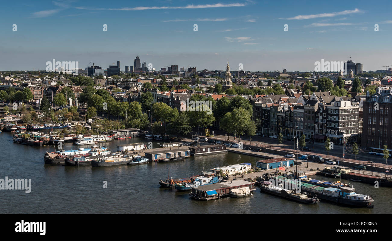 Blick nach Norden, über Amsterdam Stadt, mit vielen Boote neben den Großen Kanal. Es ist Sommer und der Himmel ist blau Stockfoto