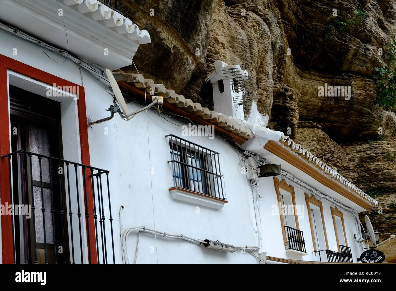 Häuser in die Klippen und Höhlen gebaut. Setenil de las Bodegas, Andalusien. Spanien Stockfoto