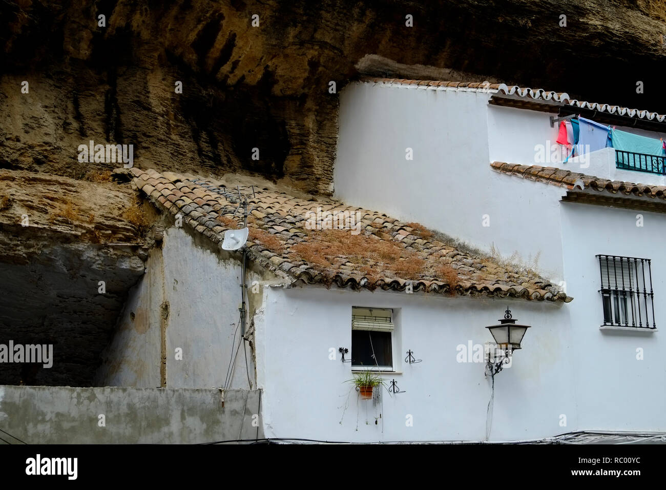 Häuser in die Klippen und Höhlen gebaut. Setenil de las Bodegas, Andalusien. Spanien Stockfoto