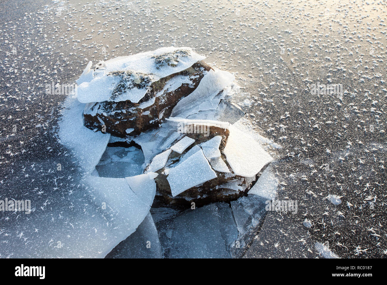 Gefrorenen See, mit Rock das Eis brechen GROSSBRITANNIEN Stockfoto