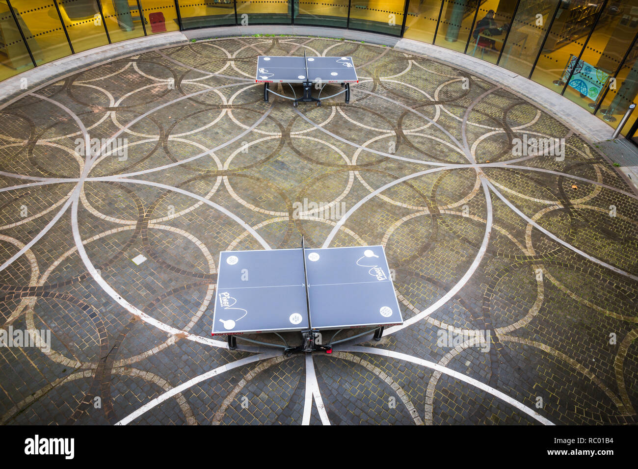 Kreis außerhalb der neuen Bibliothek Birmingham UK mit Tischtennisplatten Stockfoto