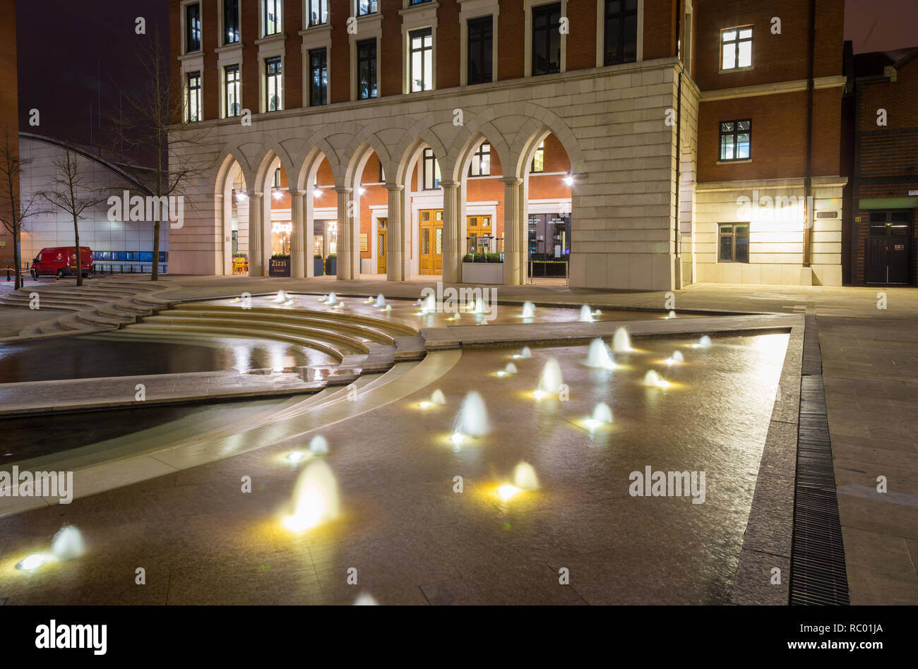 Brindley Place oder BrindleyPlace, Birmingham City Centre in der Nacht, Großbritannien Stockfoto