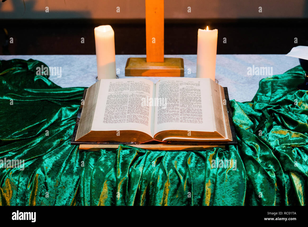 Ein Altar mit einem offenen Bibel Stockfoto
