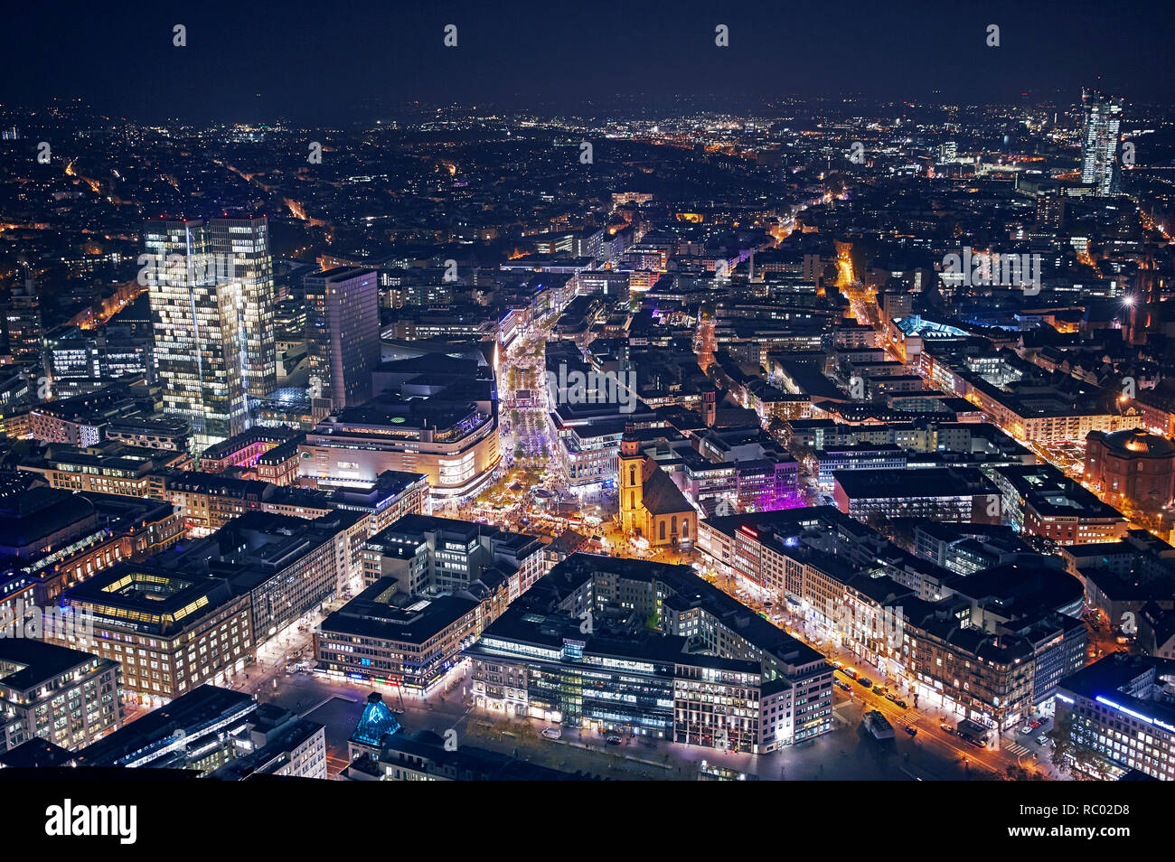 Luftaufnahme der Stadt Frankfurt bei Nacht beleuchtet Stockfoto