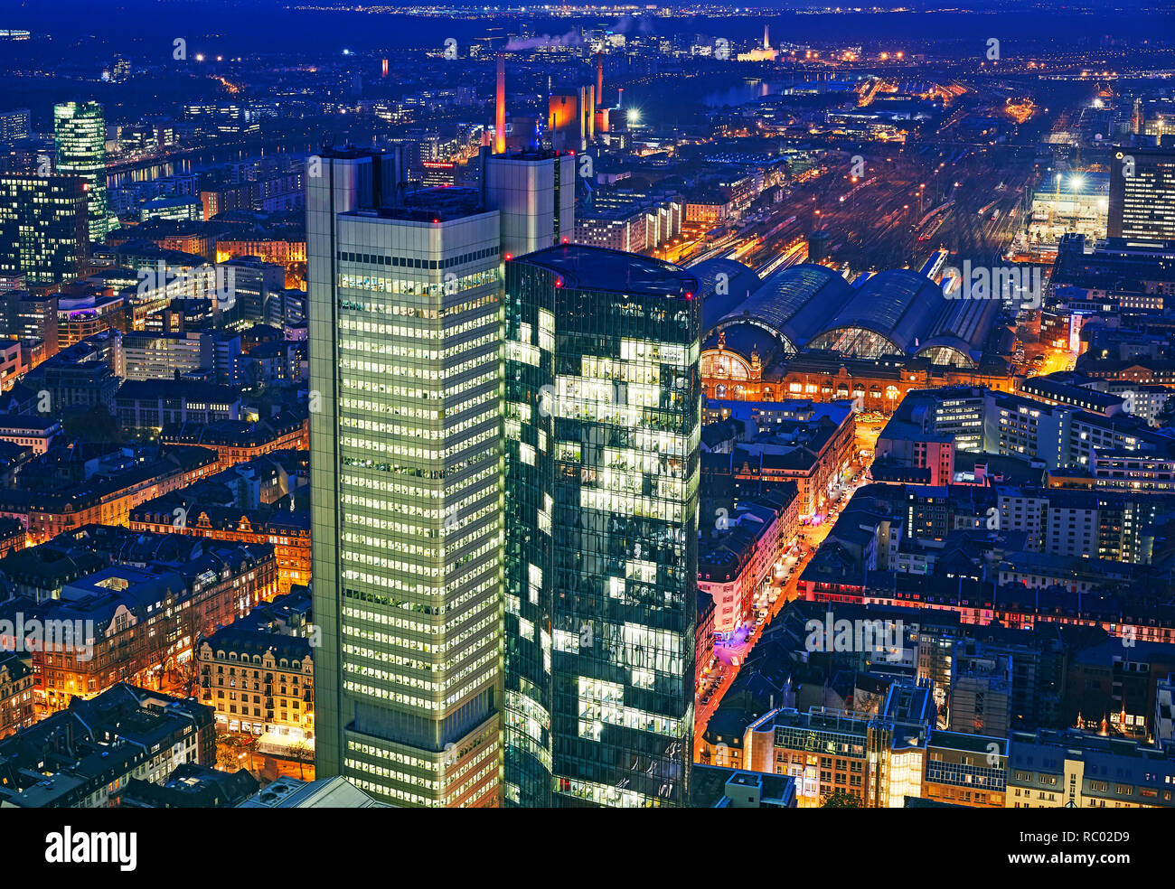 Luftaufnahme der Wolkenkratzer im Westen von Frankfurt bei Nacht beleuchtet mit Bahnhof Stockfoto