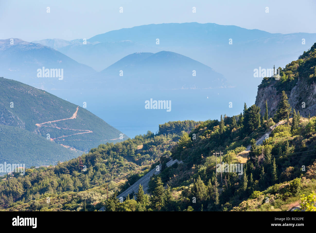 Misty Sommer hügelige Küste Panorama (Griechenland, Lefkas). Blick von oben. Stockfoto