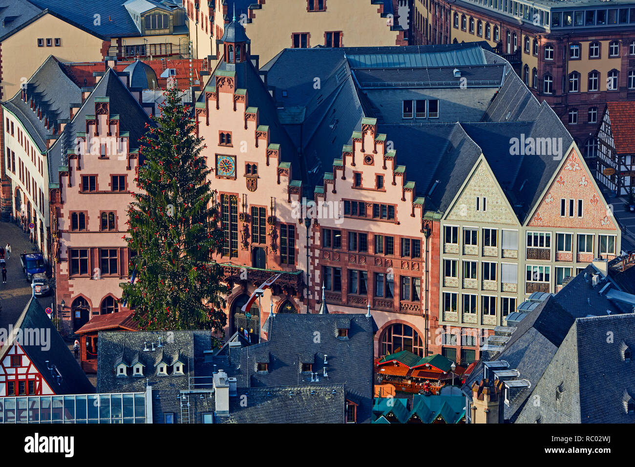 Luftaufnahme der traditionellen Architektur mit Weihnachtsbaum im Römer Frankfurt Stockfoto