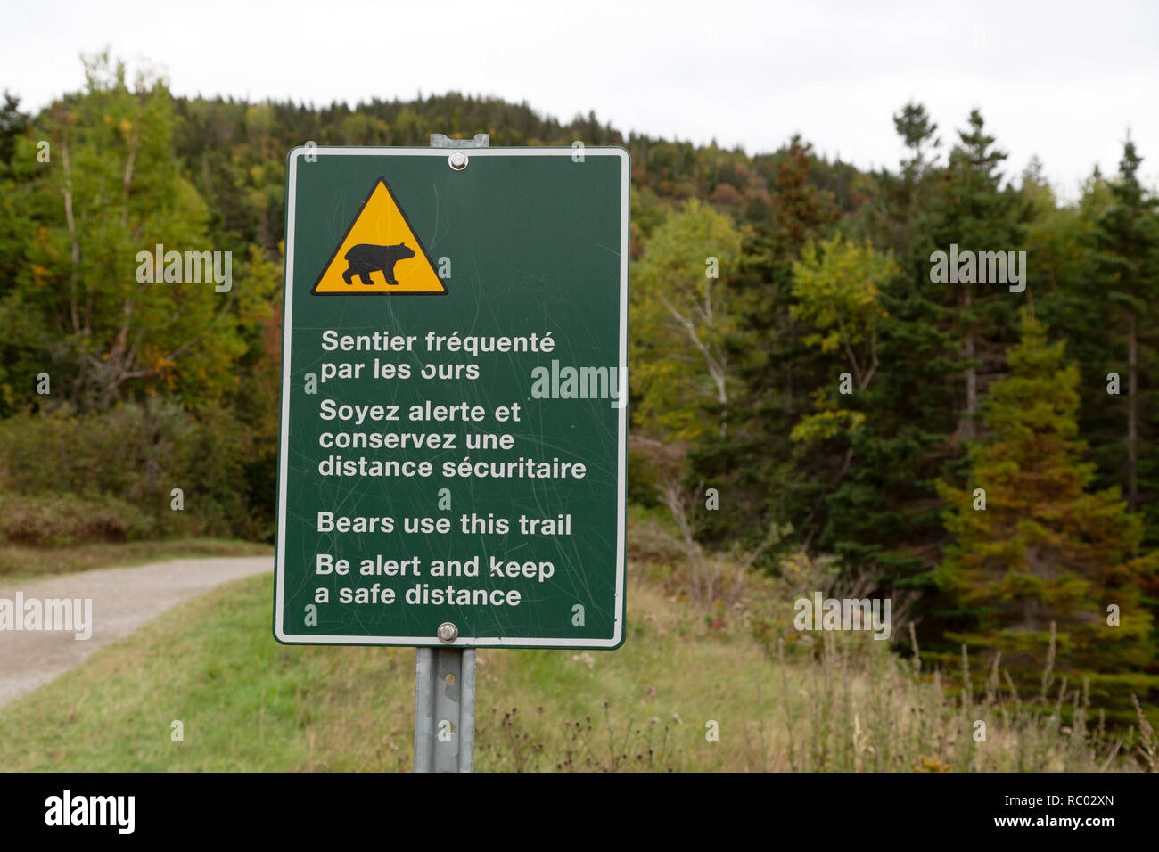 Ein Schild warnt der Bären in Forillon National Park auf der Gaspé Peninsual von Quebec, Kanada. Es informiert die Wanderer, Distanz zu halten. Stockfoto