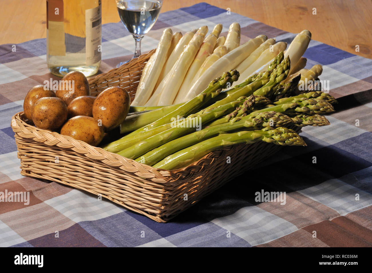 weißer und grüner Spargel mit Schellen Stockfoto