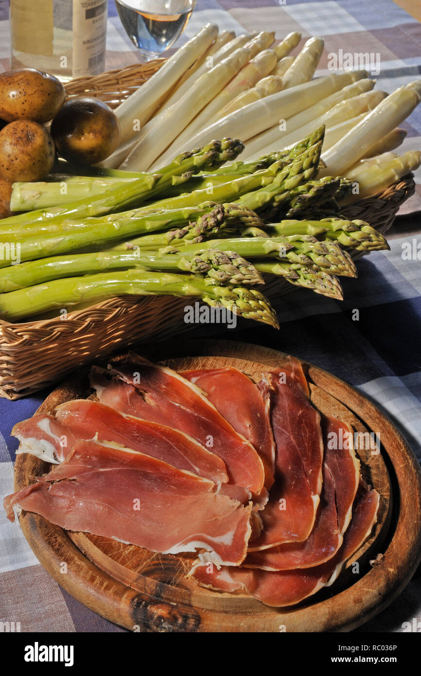 weißer und grüner Spargel mit Schellen Stockfoto