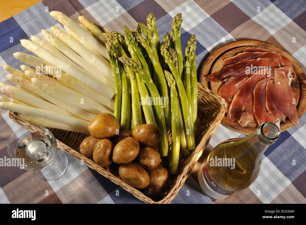 weißer und grüner Spargel mit Schellen Stockfoto