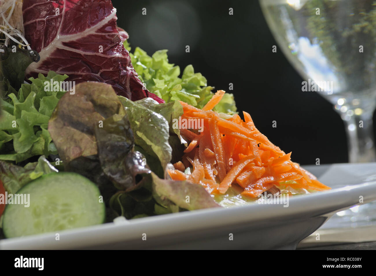 frischer Bunter Frühjahrssalat - frischer, farbenfrohter Salat Stockfoto