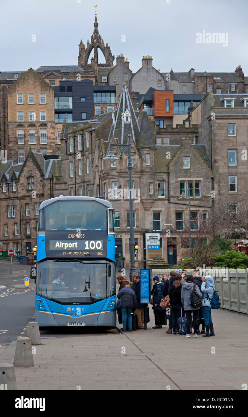 Airport Bus, Passagiere auf, der Waverley Bridge, Edinburgh, UKScotland, Großbritannien Stockfoto