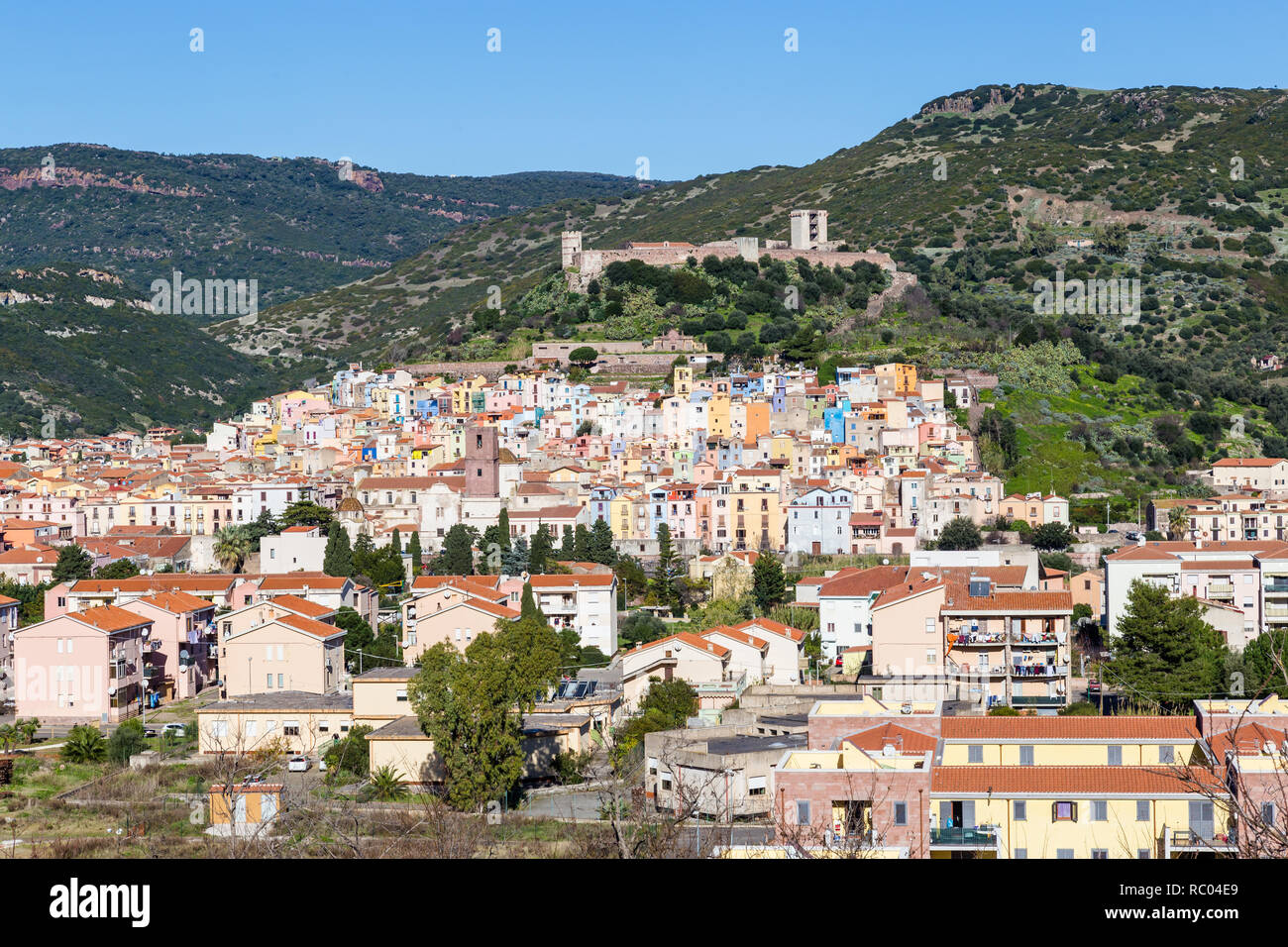 Stadtbild der bunten kleinen Stadt Bosa auf Sardinien, Italien Stockfoto