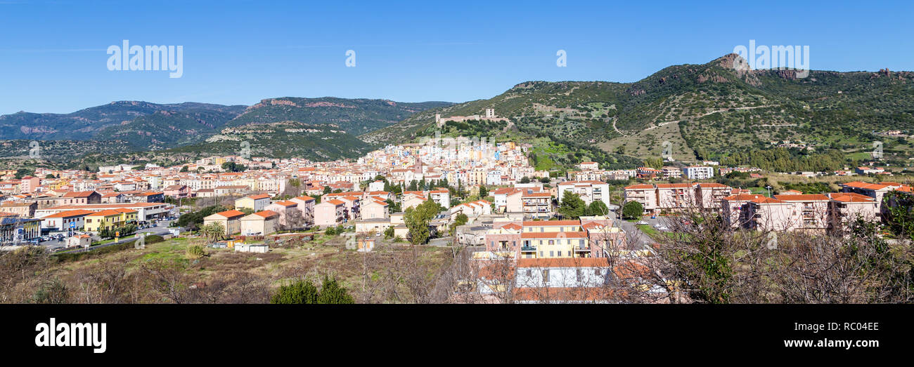 Stadtbild der bunten kleinen Stadt Bosa auf Sardinien, Italien Stockfoto