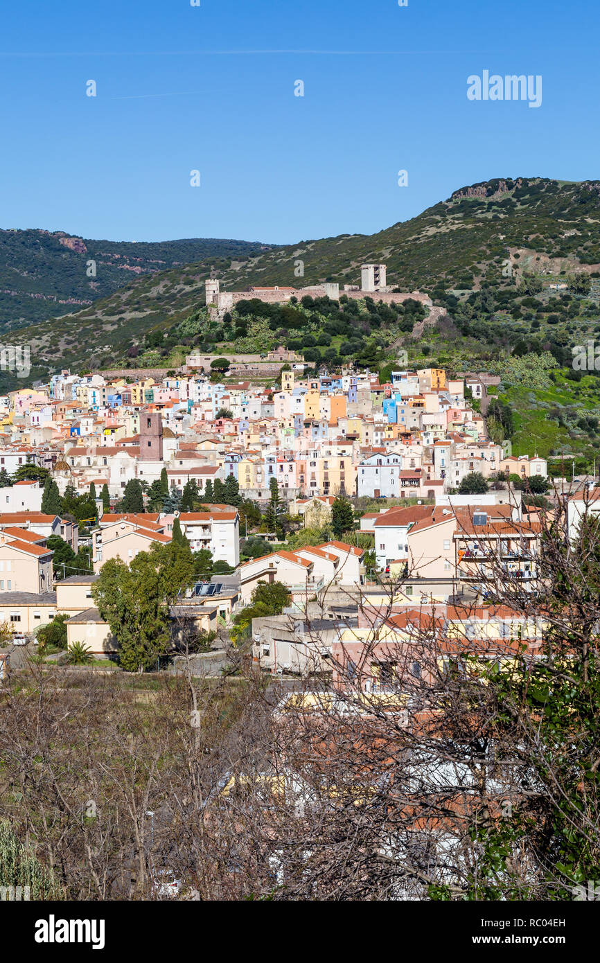 Stadtbild der bunten kleinen Stadt Bosa auf Sardinien, Italien Stockfoto