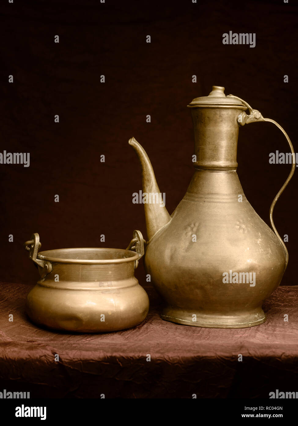 Copperware. Teekanne oder Kaffeemaschine oder Wasserkocher ... vielleicht im Nahen und Mittleren Osten. Mit Schüssel. Stockfoto