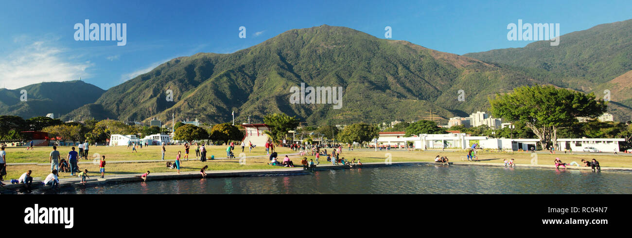 Panoramablick von Cerro El Avila Nationalpark in Caracas Venezuela als von Simon Bolivar Park mit See aus gesehen Stockfoto