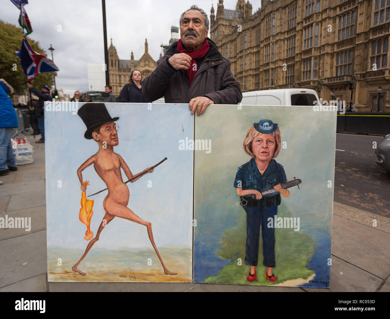 Satirische Künstler Kaya Mar zeigt Kunstwerke mit Jakob Rees-Mogg & PM Theresa May am College Green, Westminster. Mit: Kaya Mar Wo: London, Großbritannien Wann: 12 Dec 2018 Credit: Wheatley/WANN Stockfoto