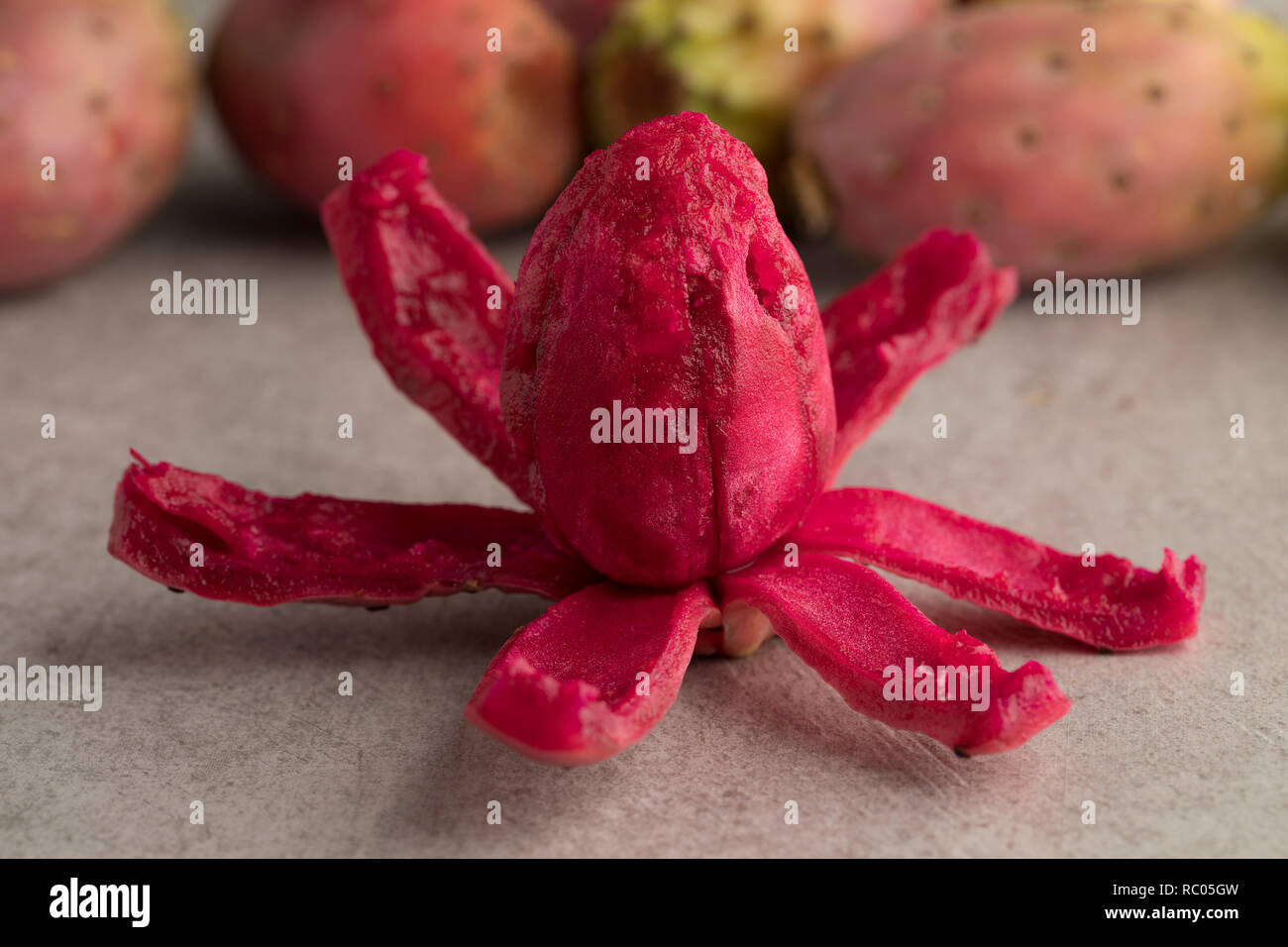 Frische reife rote Geschälte stachelige Kaktusfrüchte Stockfoto