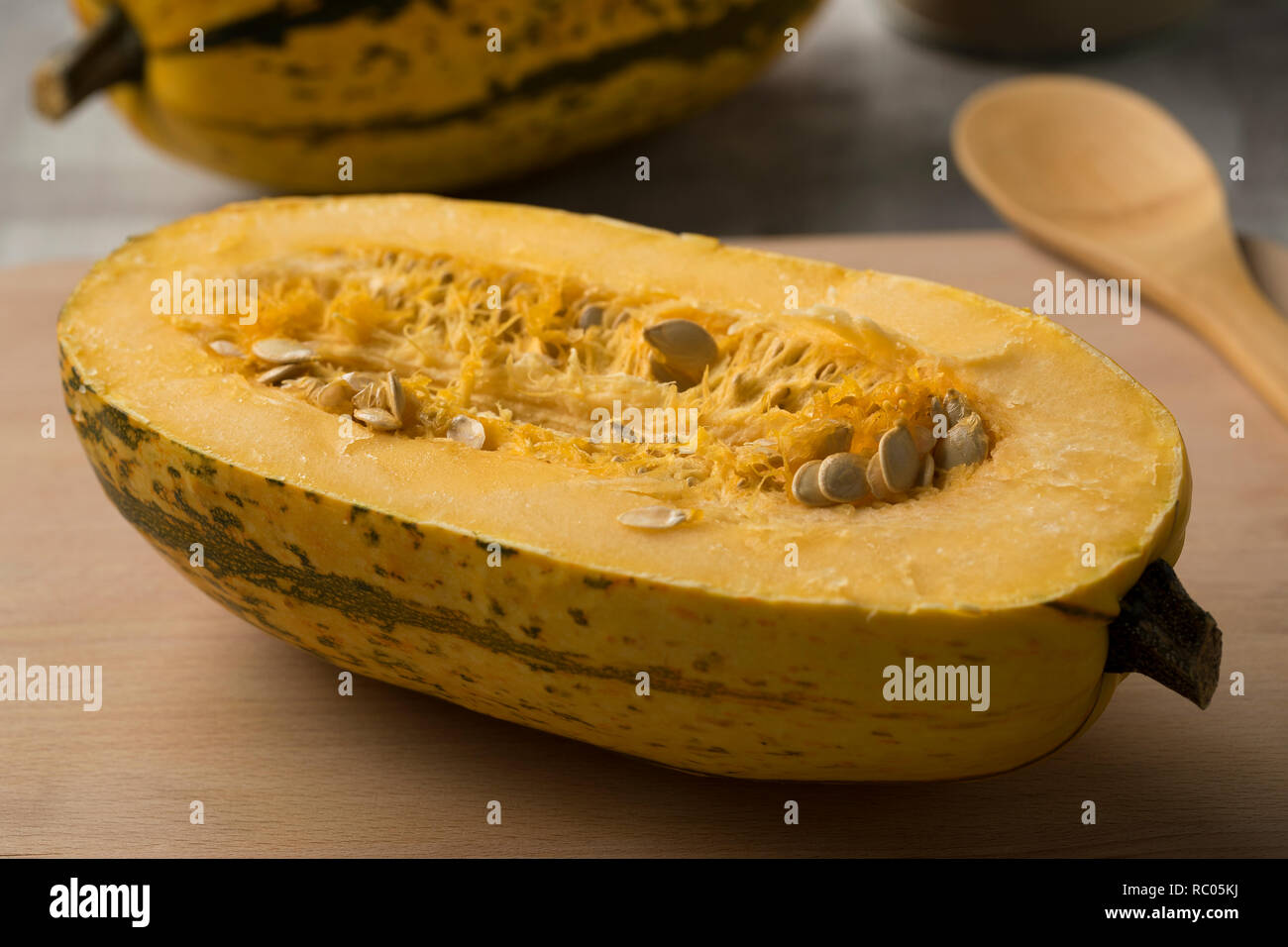 Halbiert rohe spaghetti Squash und Samen Nahaufnahme Stockfoto