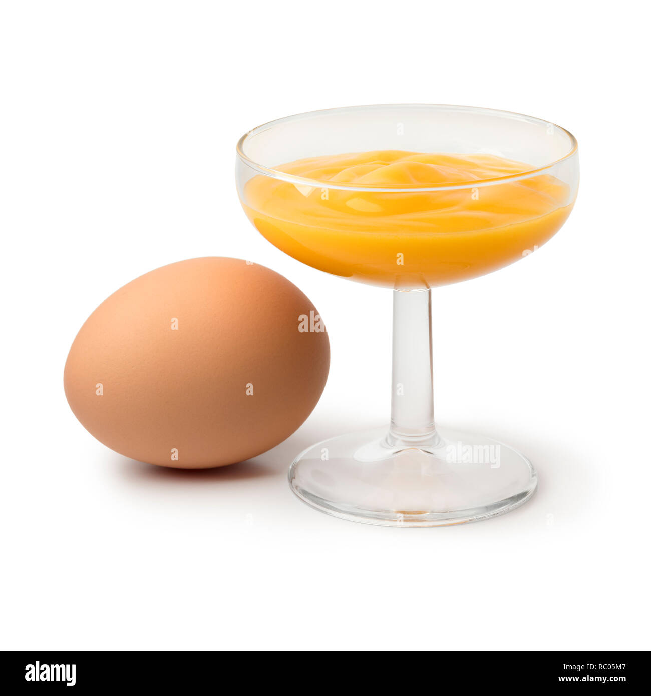 Glas mit traditionellen niederländischen advokaat Eierlikör, genannt, und ein Ei auf weißem Hintergrund Stockfotografie