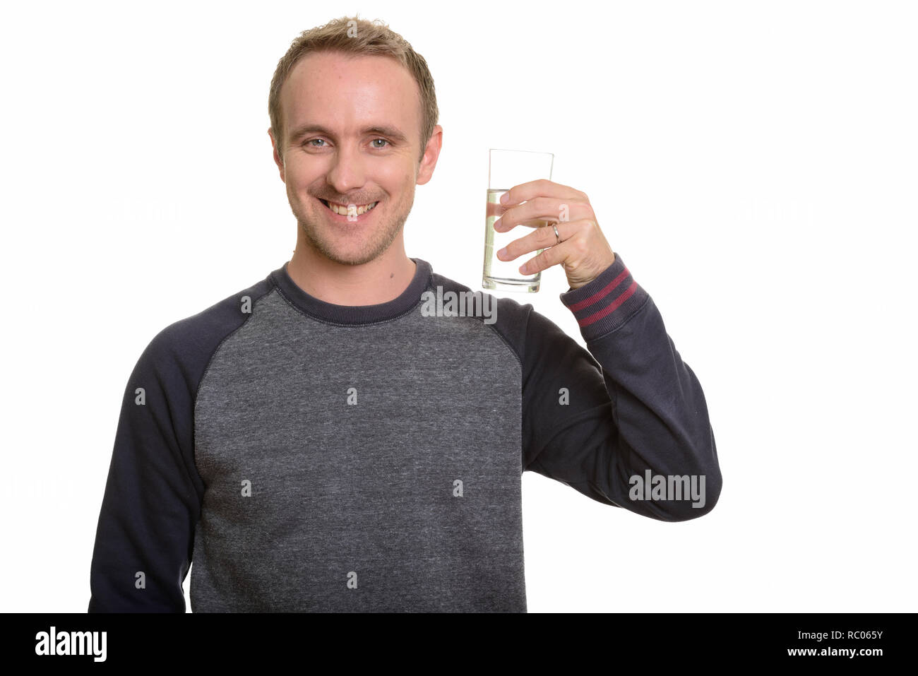 Happy stattlichen kaukasischen Mann hält Glas Wasser Stockfoto