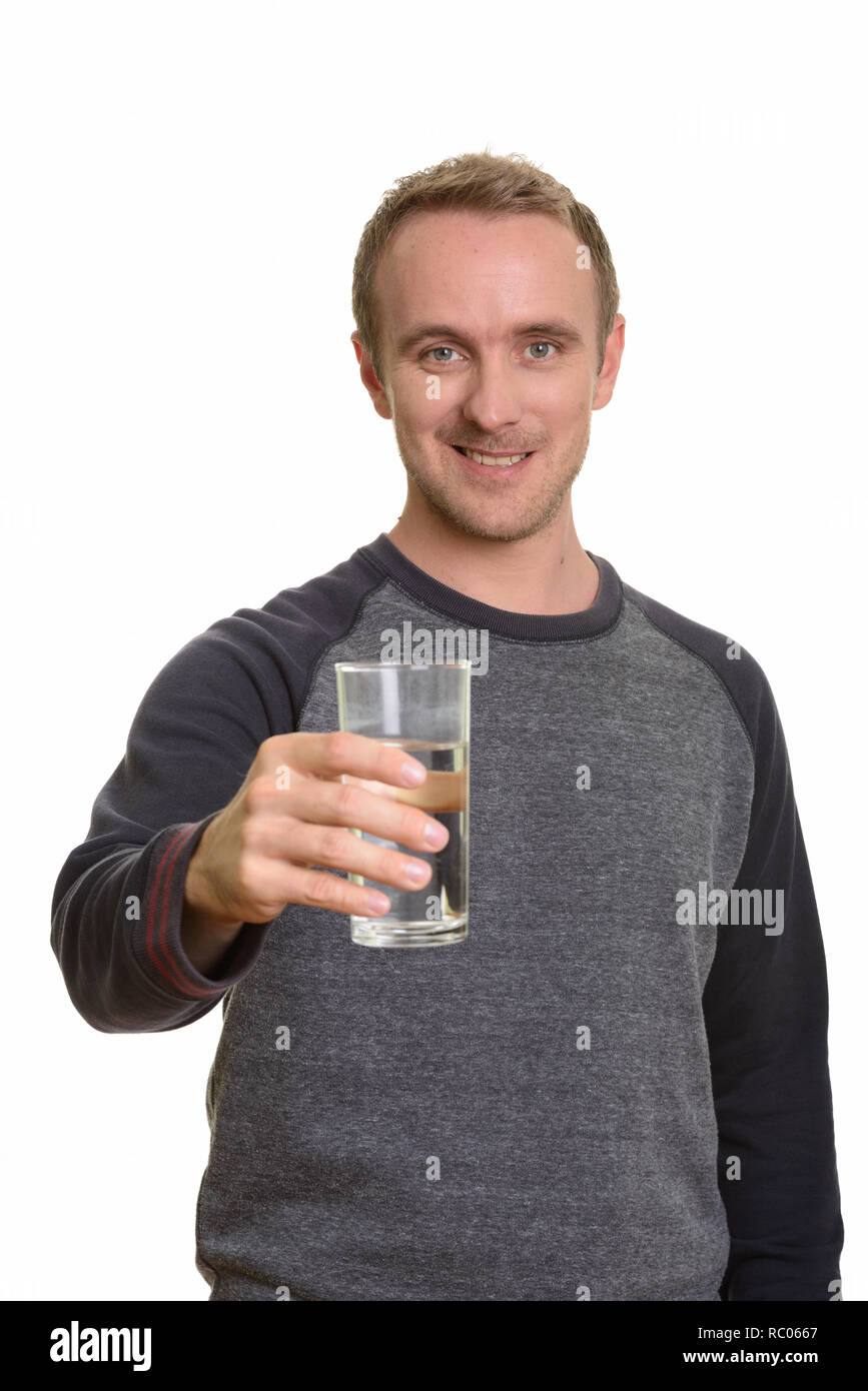 Happy stattlichen kaukasischen Mann, Glas Wasser Stockfoto