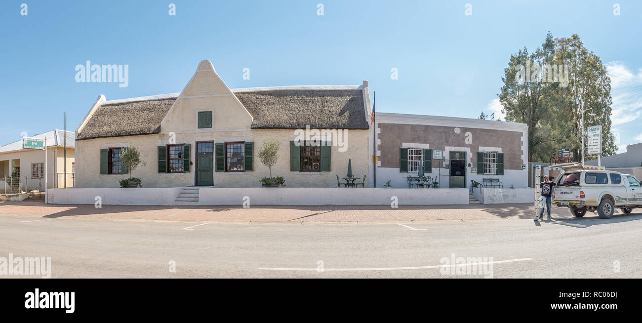 CALVINIA, SÜDAFRIKA, 30. AUGUST 2018: eine Straßenszene in Calvinia in der Northern Cape Provinz. Die Hantam Huis Gästehaus und Restaurant, Menschen Stockfoto