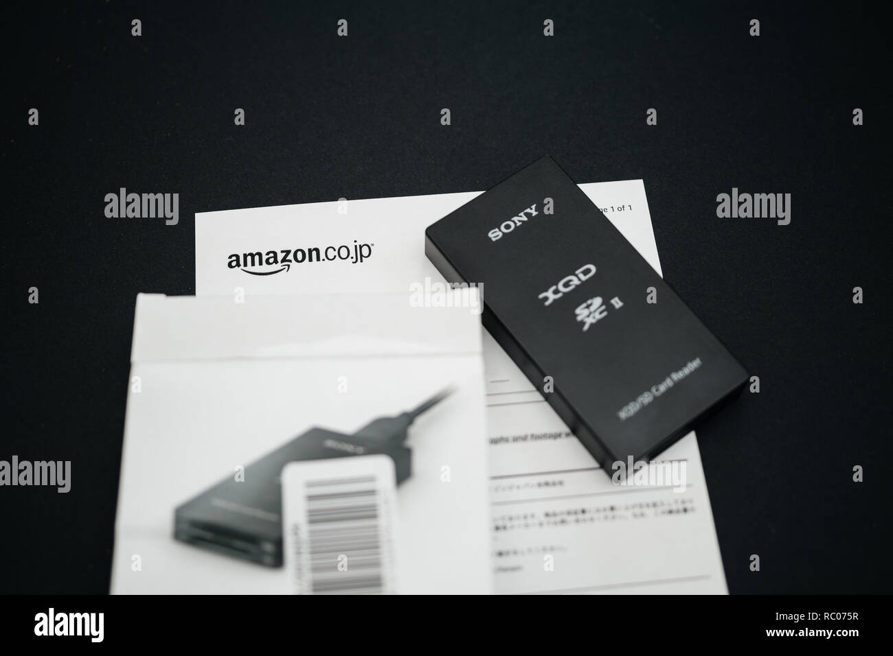 PARIS, Frankreich - Apr 9, 2017: Auspacken des neuen XQD Data Card Reader von Sony, Nikon und Sony video foto Produkte für die Speicherung von Inhalten kaufen von Amazon.co.jp Japan verwendet werden Stockfoto