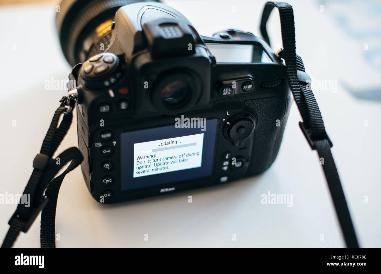 PARIS, Frankreich, 31. Januar 2018: Nikon DSLR-Kamera professionelle Firmware aktualisieren mit Meldung auf dem Bildschirm: Keine Kamera schalten Sie während der Aktualisierung Stockfoto