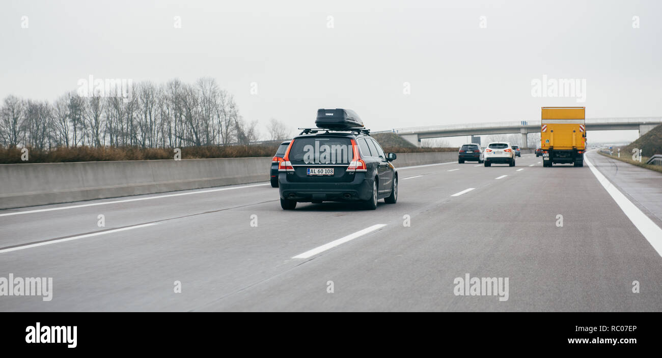 FRANKFURT, Deutschland - 18.02.2018: Fahrer POV persönliche Perspektive in Richtung fahren Volvo V70 D4 und andere Autos auf der Autobahn Autobahn Stockfoto