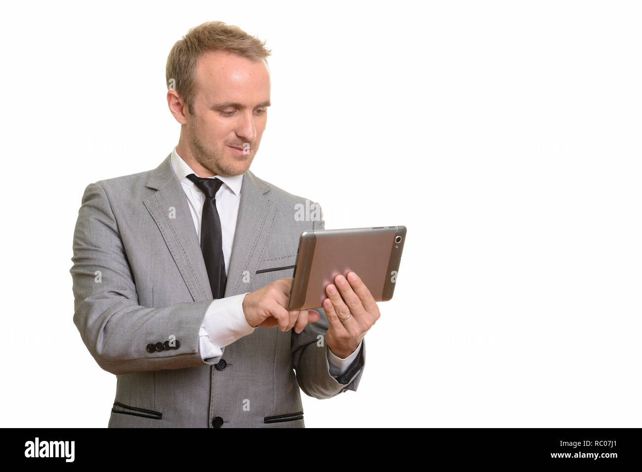 Stattlichen kaukasischen Geschäftsmann mit digitalen Tablet vor weißem Hintergrund Stockfoto