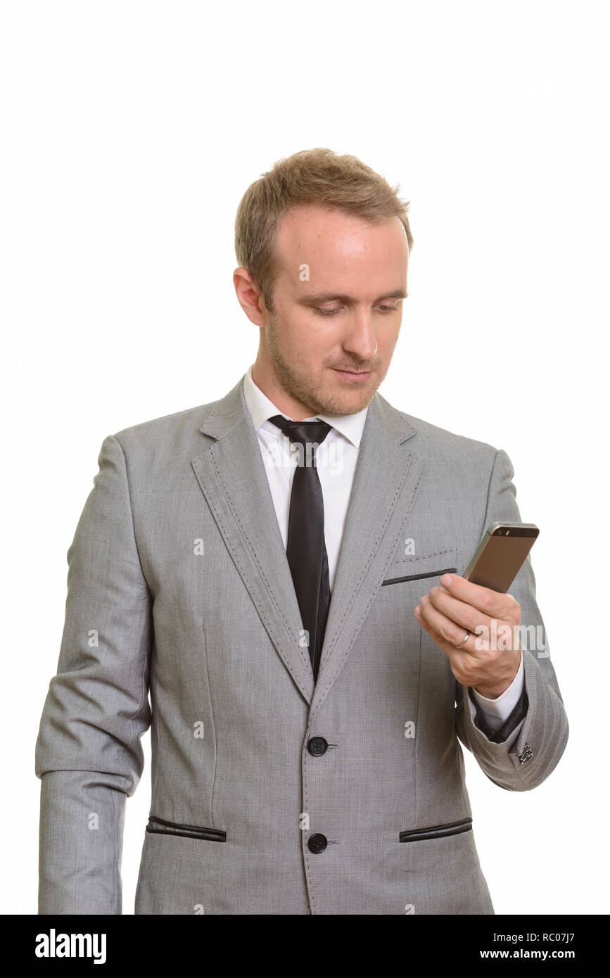 Stattlichen kaukasischen Geschäftsmann holding Handy vor weißem Hintergrund Stockfoto