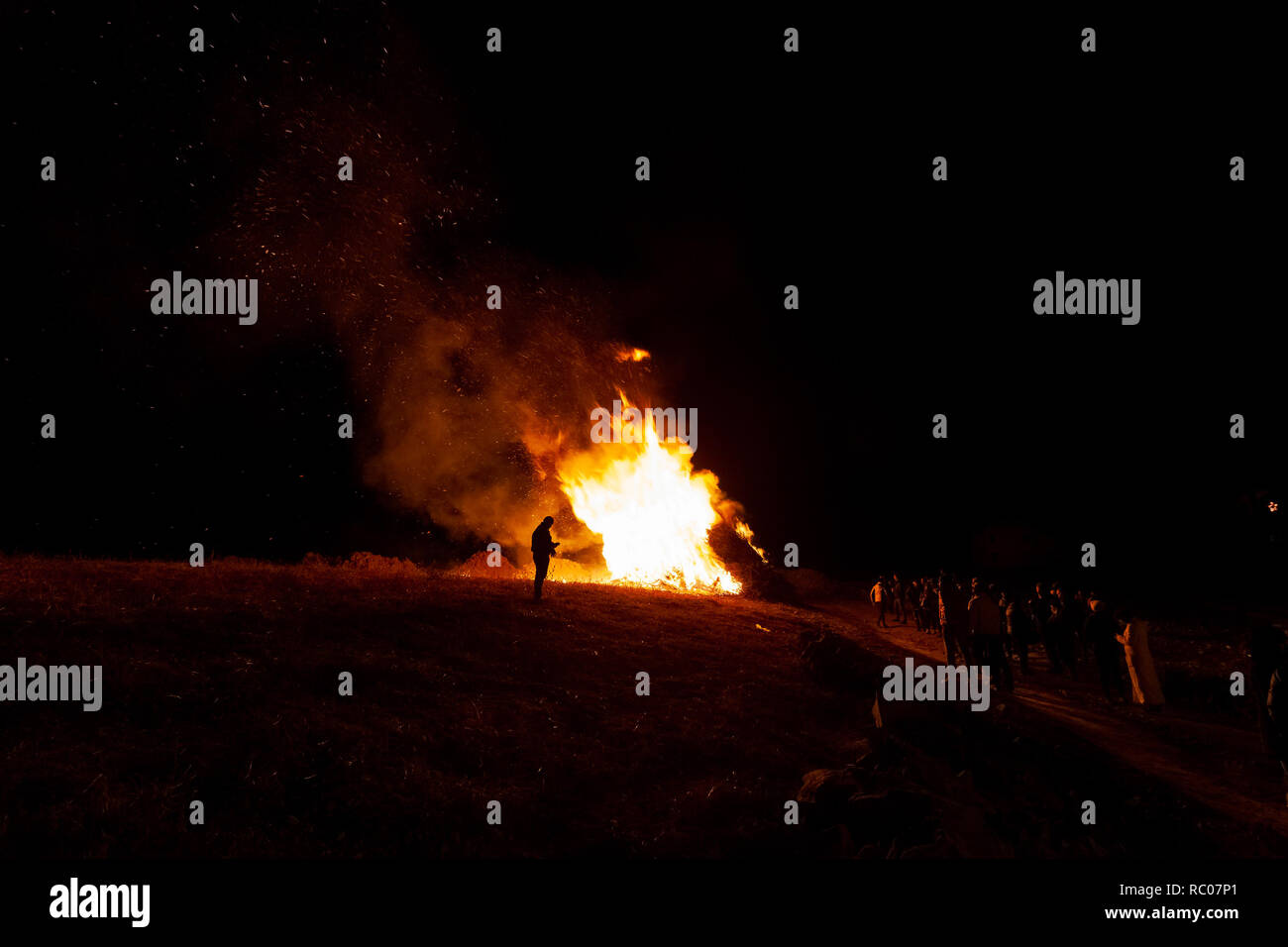 Menschen, die das traditionelle Osterfeuer der Erscheinung des Herrn teilnehmen, Vittorio Veneto, Italien Stockfoto