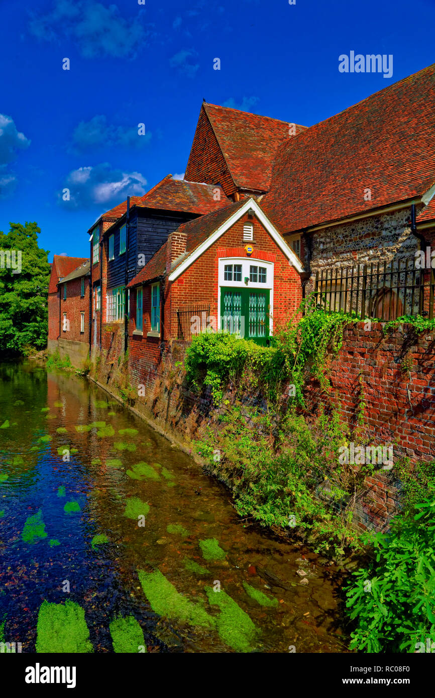 Canterbury in Kent ist eine der berühmtesten Städte Englands und hier befindet sich eine Wohnung am Fluss Stour Stockfoto