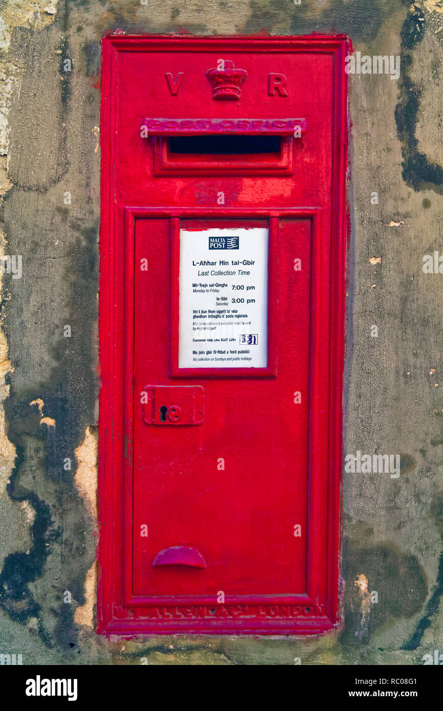 Ein traditioneller britisch-viktorianischer Briefkasten in Valletta, Malta, einer der vielen Zeichen des historischen britischen Einflusses Stockfoto