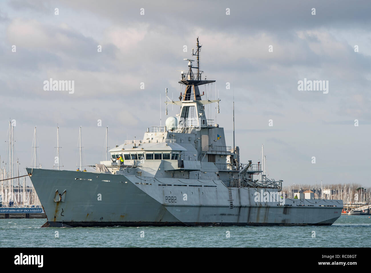 Die britische Royal Navy (Batch 1 Fluss Klasse) Offshore patrol Schiff HMS Severn unter Abschleppen von Portsmouth nach Falmouth, Großbritannien für Anbringen auf 9/1/19. Stockfoto