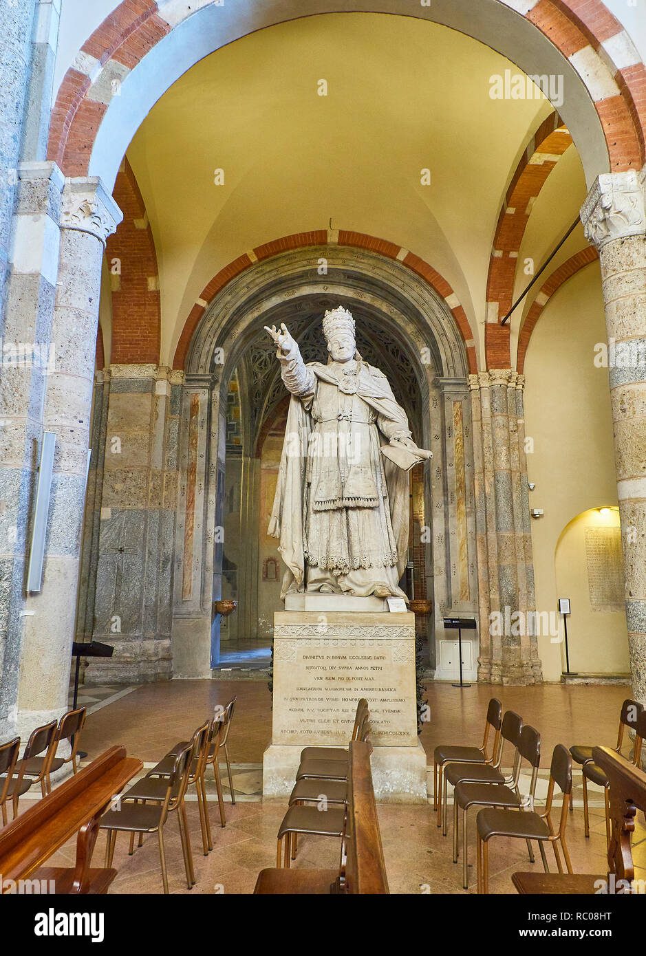 Mailand, Italien - 29. Dezember 2018. Statue von Papst Pius IX. in der Basilika Sant' Ambrogio. Mailand, Lombardei, Italien. Stockfoto