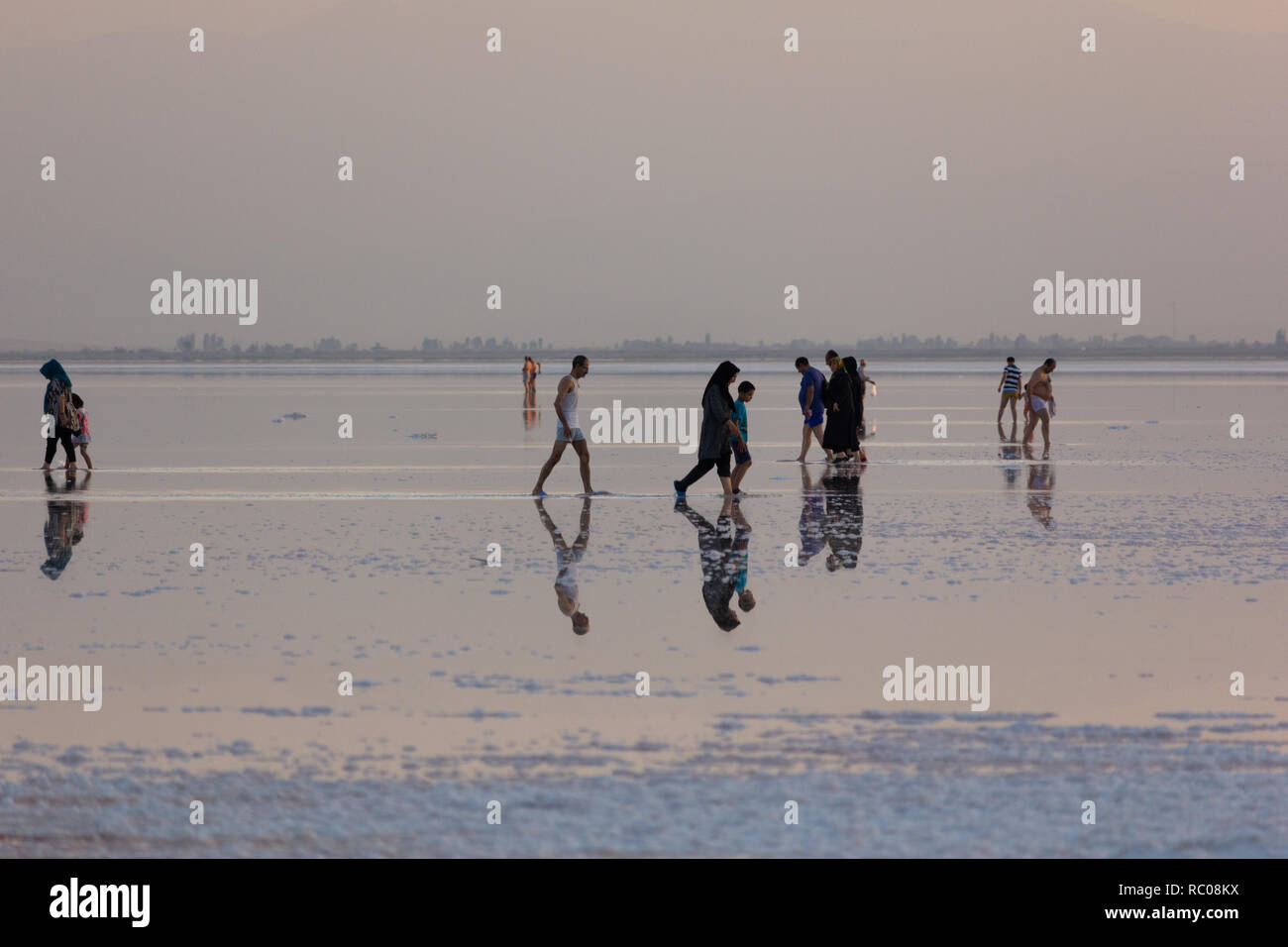 Menschen zu Fuß auf salzsee von Urmia See, West Provinz Aserbaidschan, Iran Stockfoto
