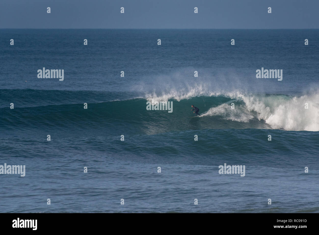 Ventura Overhead, auf der Außenseite von Emma Holz State Beach in Ventura, Kalifornien, USA, einer Welle in perfekte Bedingungen für die Mutigen eingestellt Stockfoto