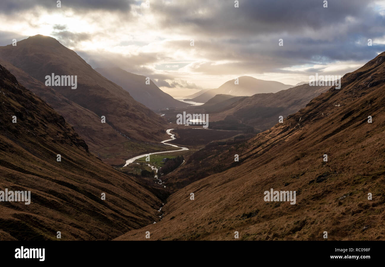 Fort William Highlands im Norden Schottlands. Einige schöne Landschaft Konturen mit Sonne durch die Wolken und den Fluss schlagen den Horizont Stockfoto